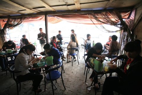 Kh&aacute;ch[-]ngồi[-]k&iacute;n[-]trong[-]t&uacute;p[-]lều[-]của[-]anh[-]Ho&agrave;ng